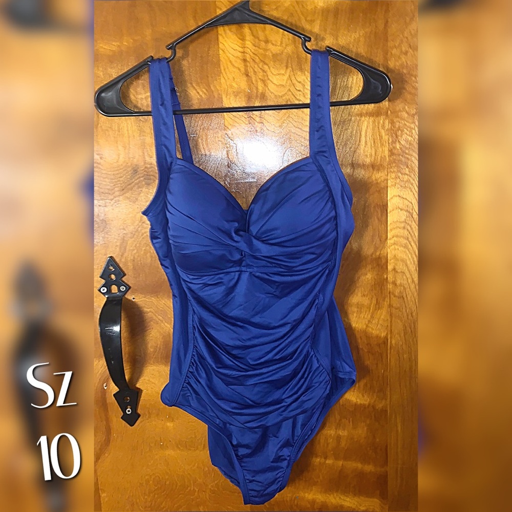 NWOT Curve Accentuating 1pc Swimsuit, Curve Hugger